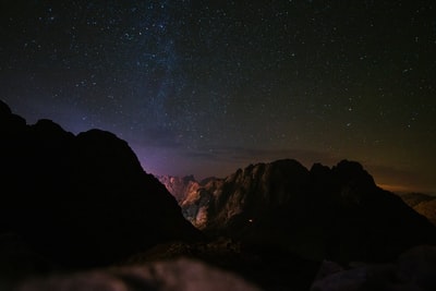 夜间岩石山